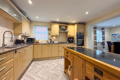 5 bedroom detached house for sale, Pond Close, 6 NG24
