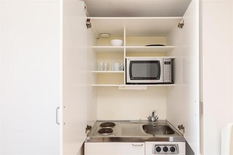 Studio to rent, Courtfield Gardens, London SW5