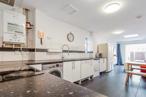 6 bedroom end of terrace house to rent, Grange Road, Birmingham B29