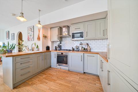2 bedroom flat for sale, Balham High Road, London, SW12