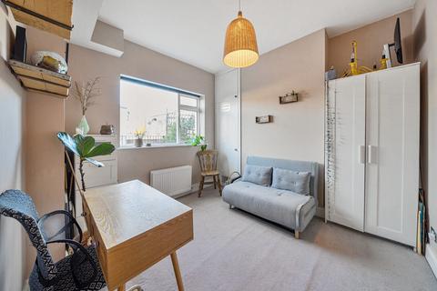 2 bedroom flat for sale, Balham High Road, London, SW12