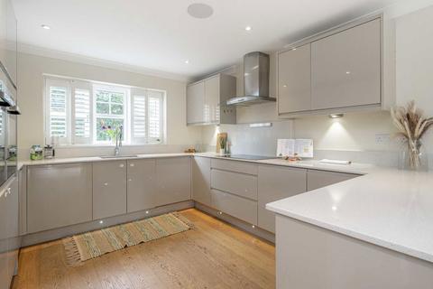 4 bedroom house to rent, Oakington Close, Sunbury-On-Thames TW16