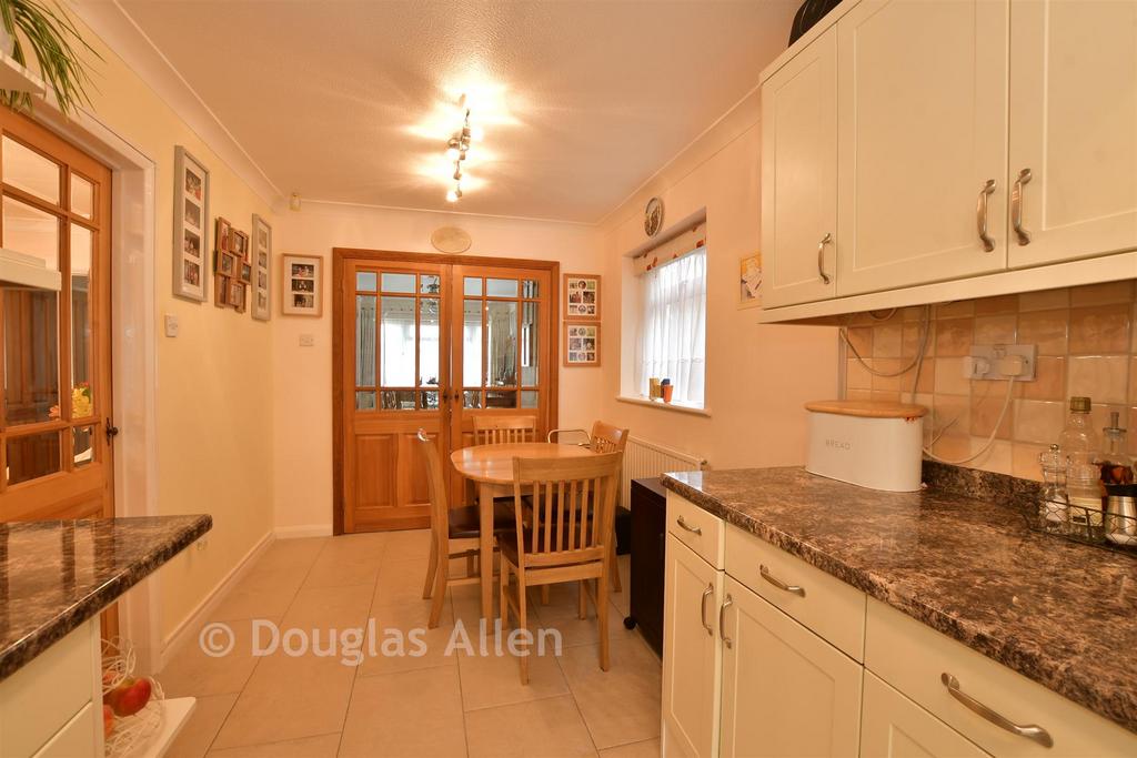 Kitchen/ Breakfast Room