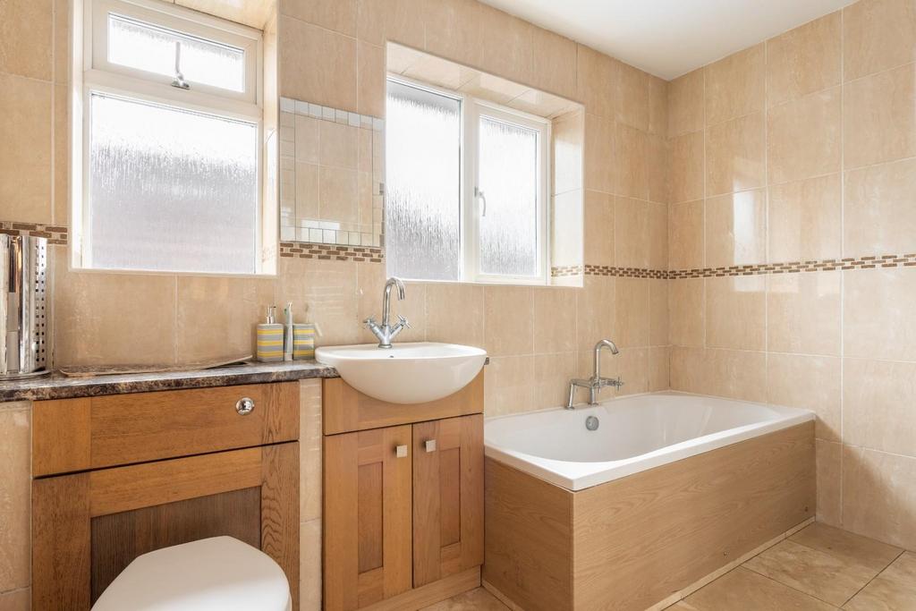 Bathroom (2).jpg