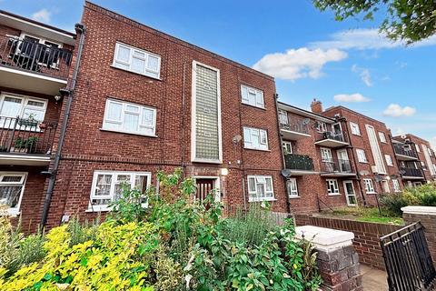 2 bedroom apartment for sale, Harcourt Avenue, London, E12