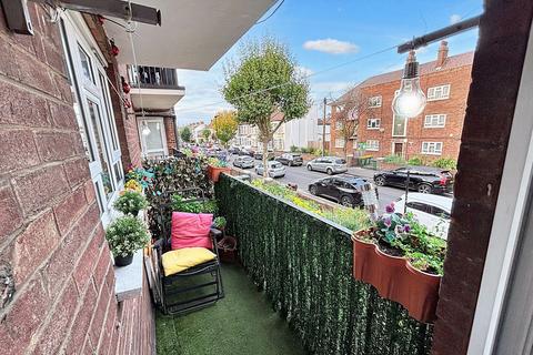 2 bedroom apartment for sale, Harcourt Avenue, London, E12