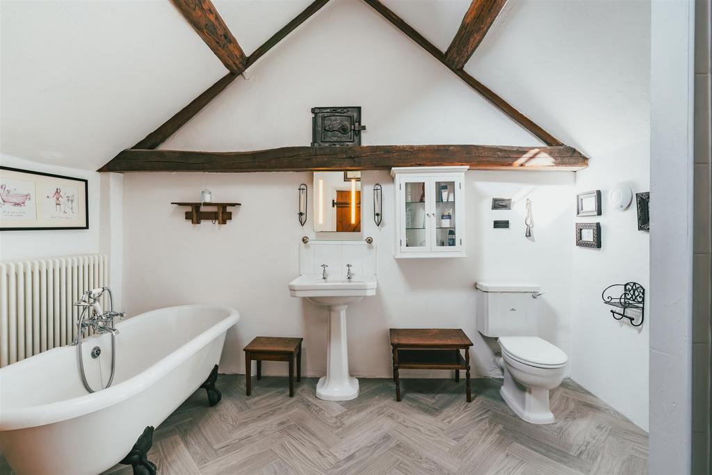 Master En-Suite Bathroom