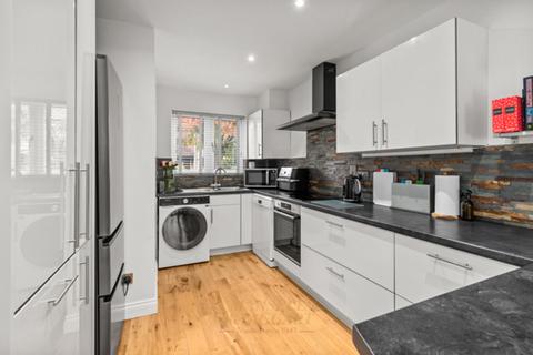 3 Brookwood, Horley, RH6 9BF