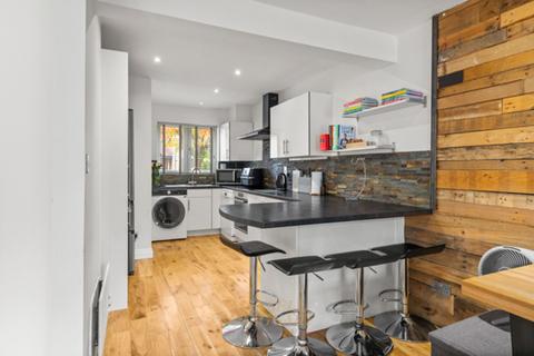 3 Brookwood, Horley, RH6 9BF