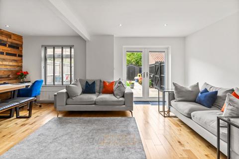 3 Brookwood, Horley, RH6 9BF