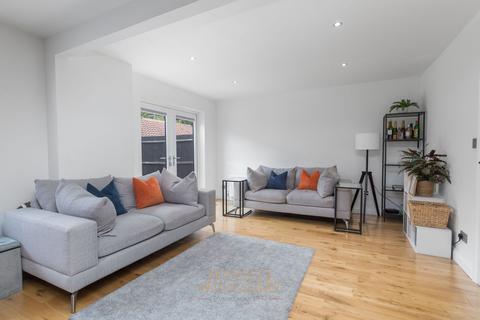 3 Brookwood, Horley, RH6 9BF