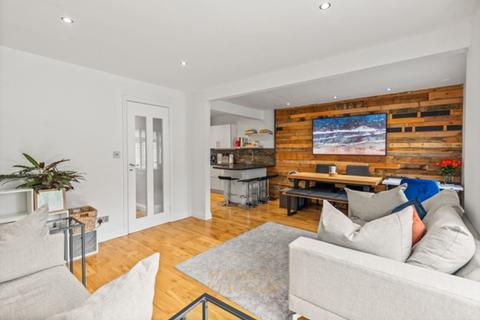 3 Brookwood, Horley, RH6 9BF