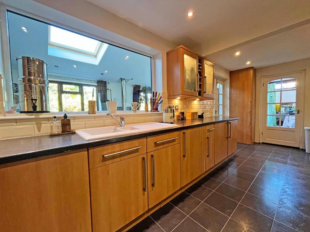 Kitchen2.jpg