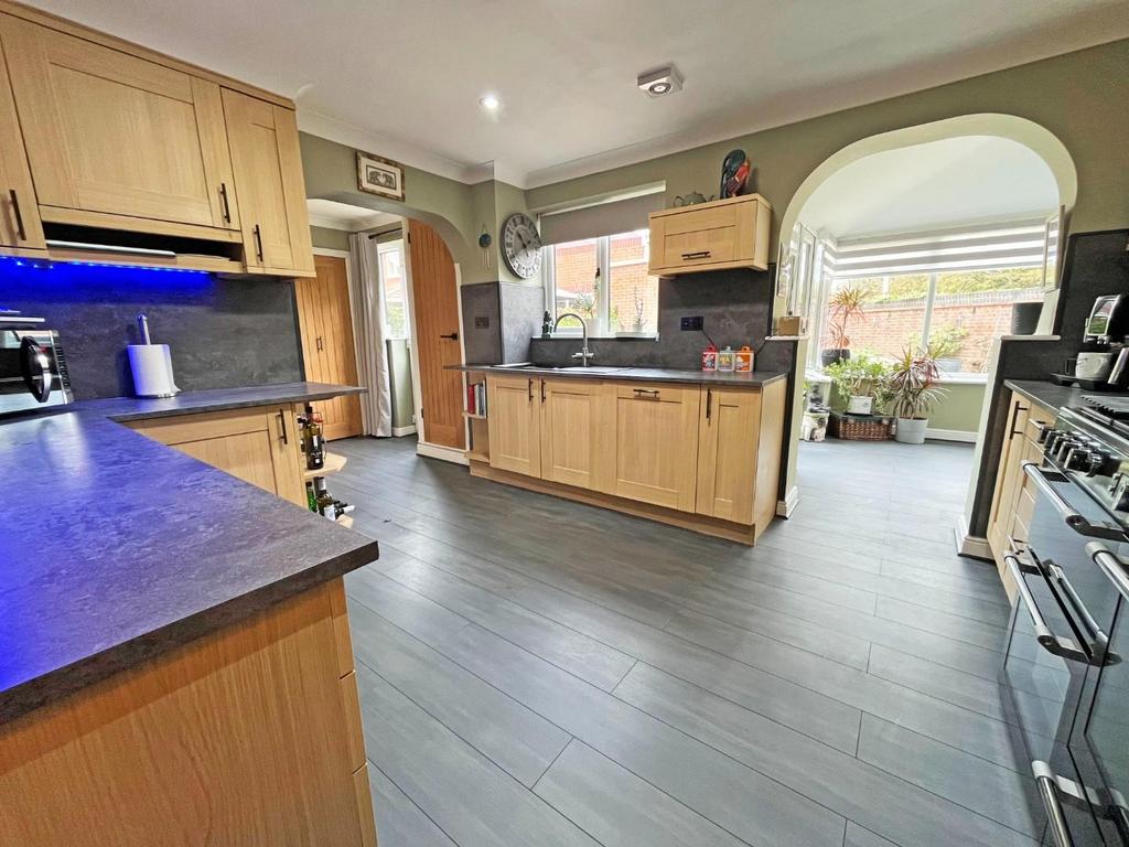 Kitchen2.jpg