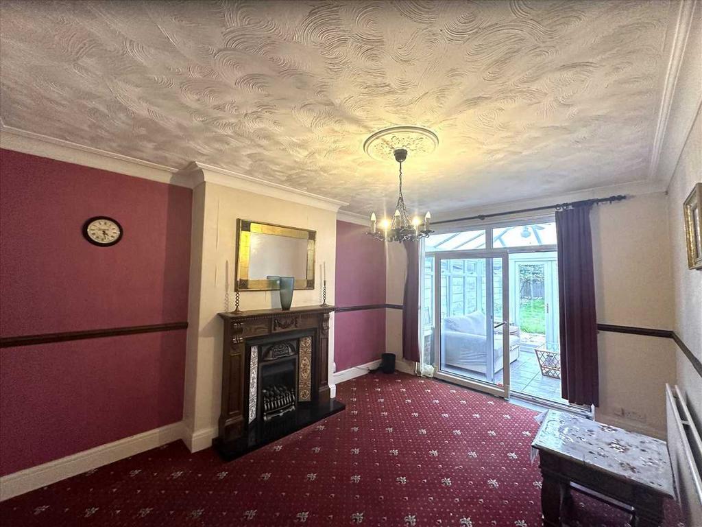 Sitting/dining room: