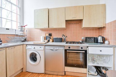 3 bedroom flat to rent, College Green Court, Brixton, London, SW9