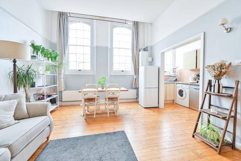 3 bedroom flat to rent, College Green Court, Brixton, London, SW9