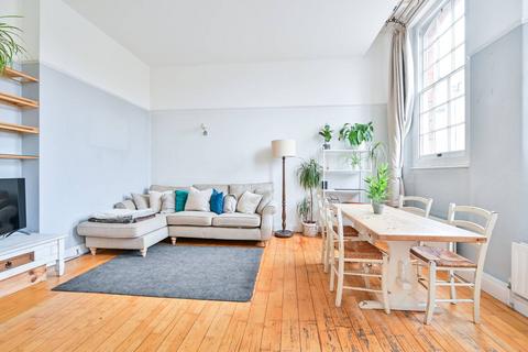 3 bedroom flat to rent, College Green Court, Brixton, London, SW9