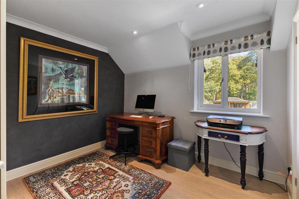99061 Harefield Leatherhead Road Oxshott(27).jpg