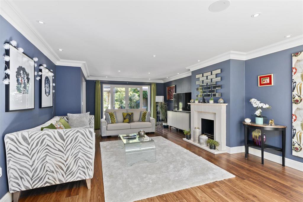 99061 Harefield Leatherhead Road Oxshott(14).jpg