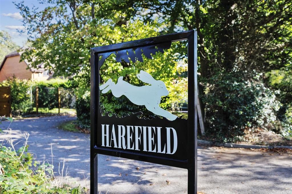 99061 Harefield Leatherhead Road Oxshott(1).jpg