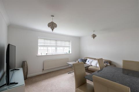 2 bedroom flat for sale, Dunraven Avenue, Redhill