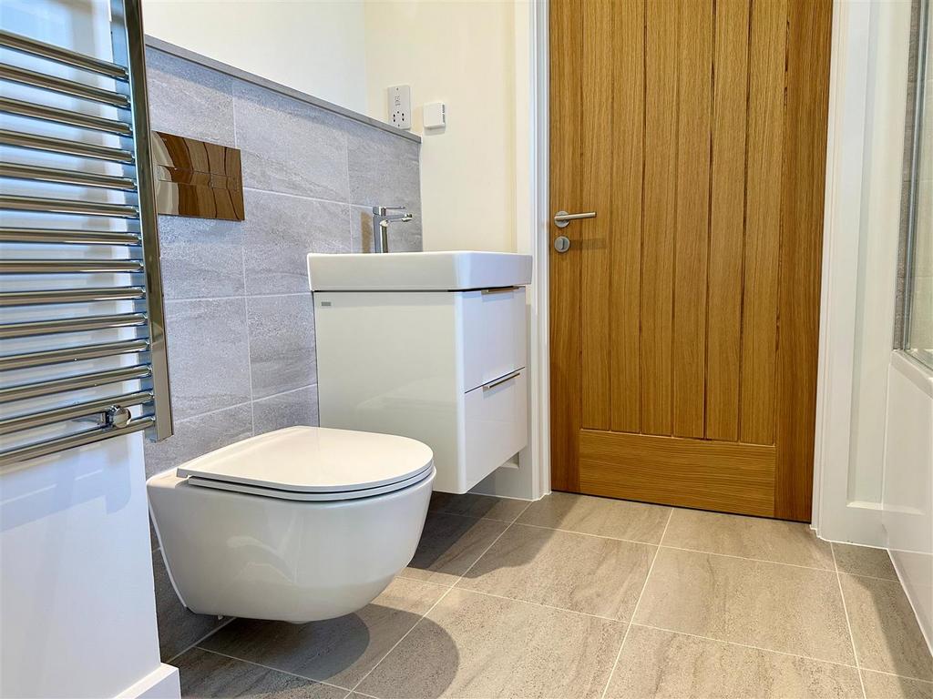 Bathroom 2.jpg