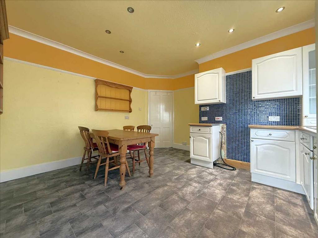 Bedroom (side)
