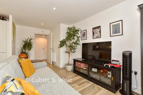 2 bedroom flat for sale, Clay Vale, Faygate, Horsham, West Sussex