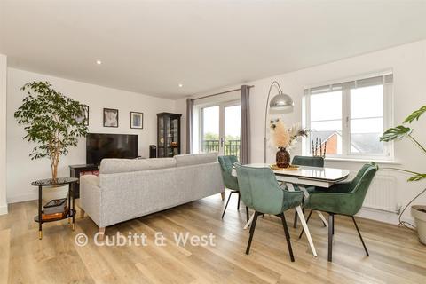2 bedroom flat for sale, Clay Vale, Faygate, Horsham, West Sussex