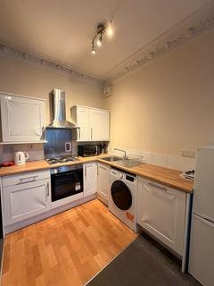 3 bedroom flat to rent, West Lyon Street, Maryfield DD4