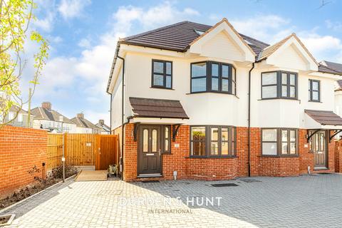 Purfleet Road, South Ockendon, RM15