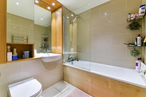 2 bedroom apartment for sale, Halyards Court, Brentford, TW8
