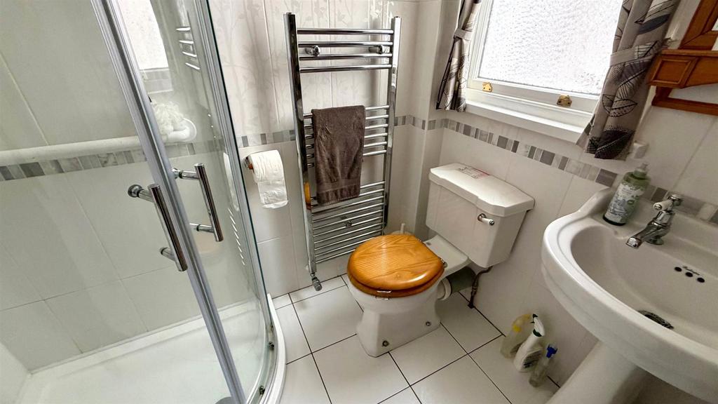 Ground floor 3 piece shower room