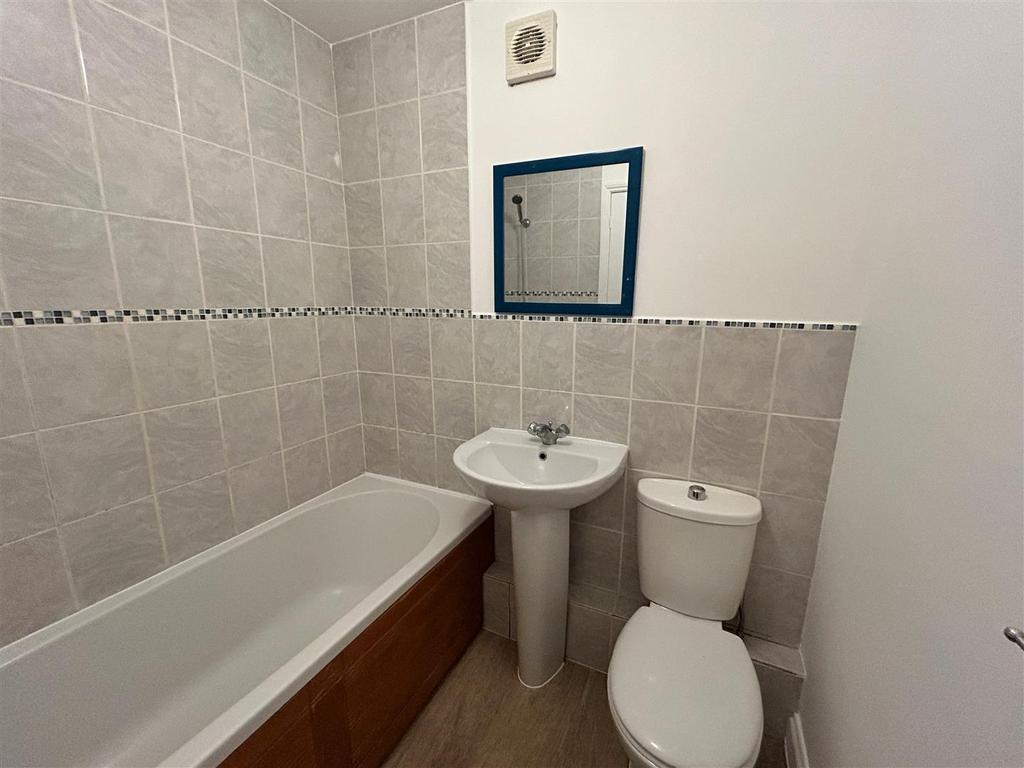 16b Club 1st Floor bathroom 1.jpg