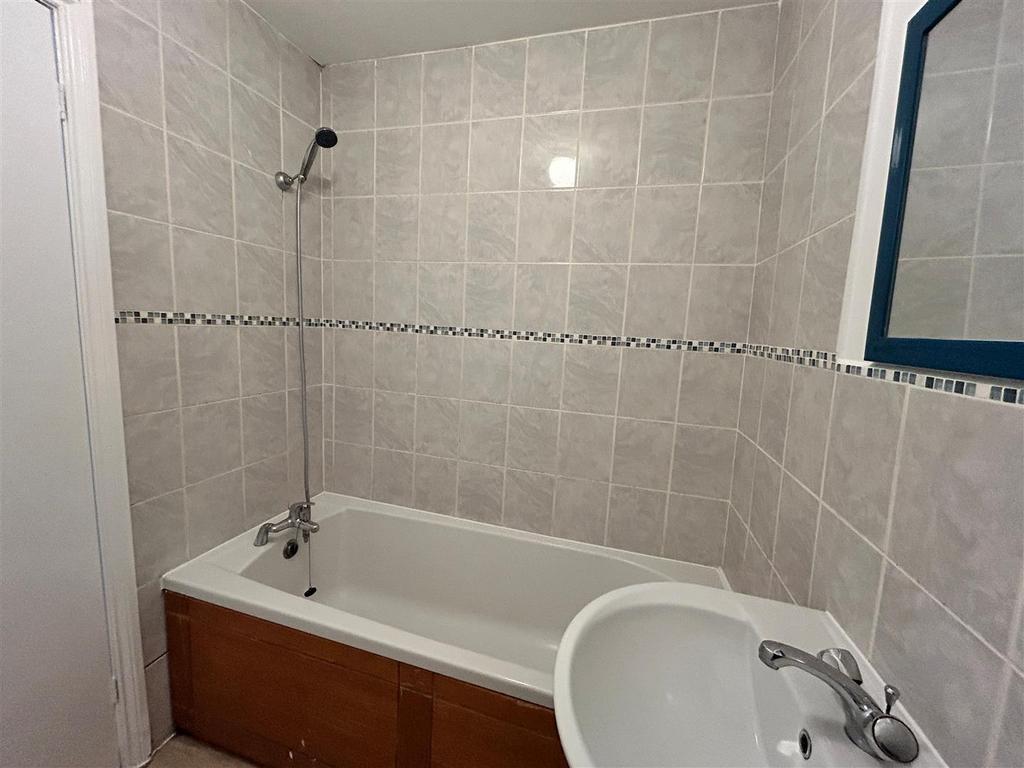 16b Club 1st Floor bathroom 2.jpg