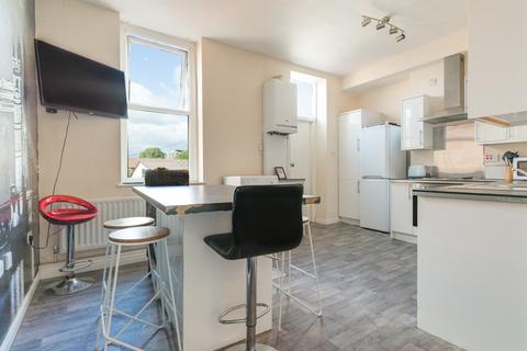 3 bedroom flat to rent, Heaton Road, Newcastle Upon Tyne NE6