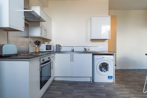 3 bedroom flat to rent, Heaton Road, Newcastle Upon Tyne NE6