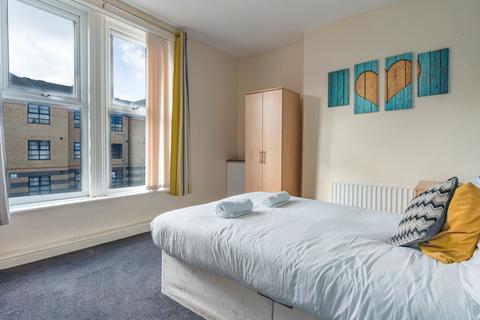3 bedroom flat to rent, Heaton Road, Newcastle Upon Tyne NE6