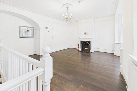 3 bedroom apartment to rent, St. John Street, Ashbourne, Derbyshire, DE6 1GH