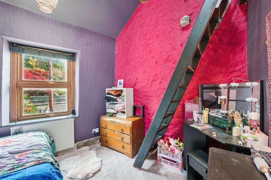 Bedroom to wall and window.jpg