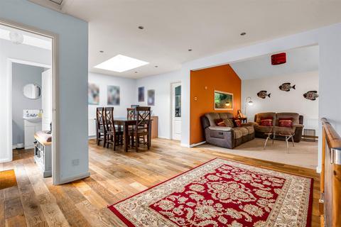 5 bedroom link detached house for sale, The Chase, Welwyn