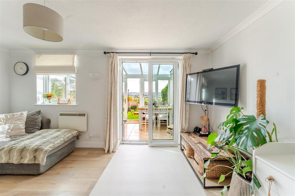 5 Church Court, Church Road, Redhill BS40 5 SG 41.j