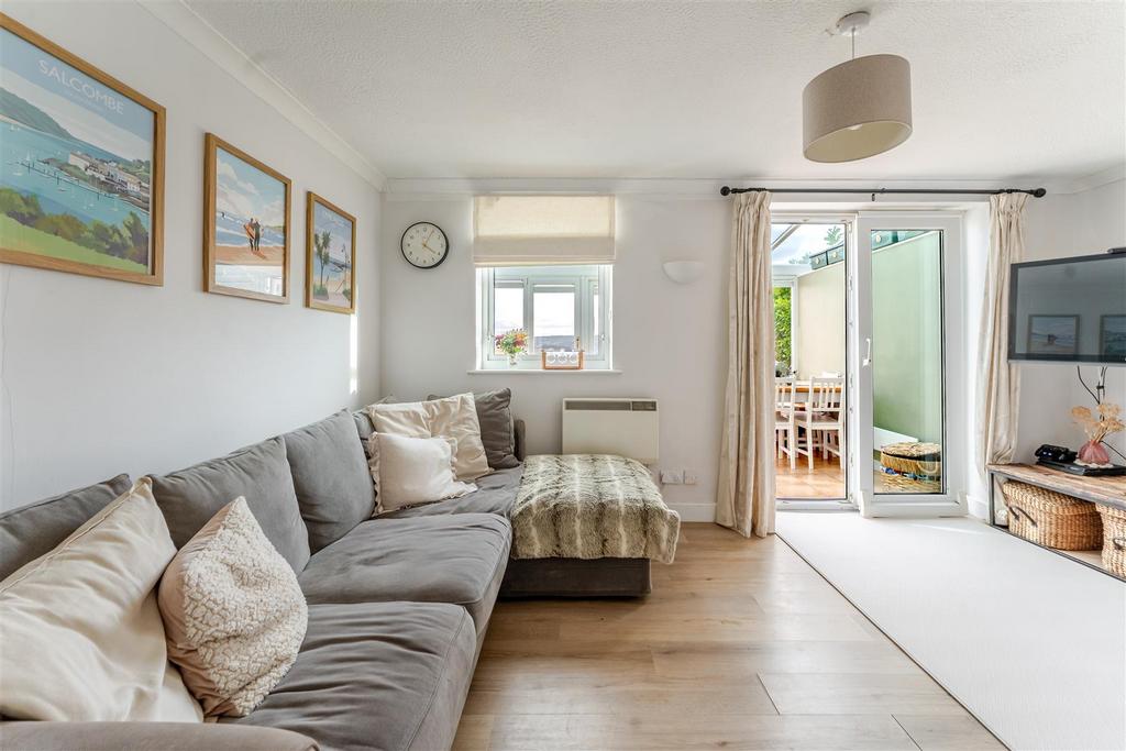 5 Church Court, Church Road, Redhill BS40 5 SG 38.j