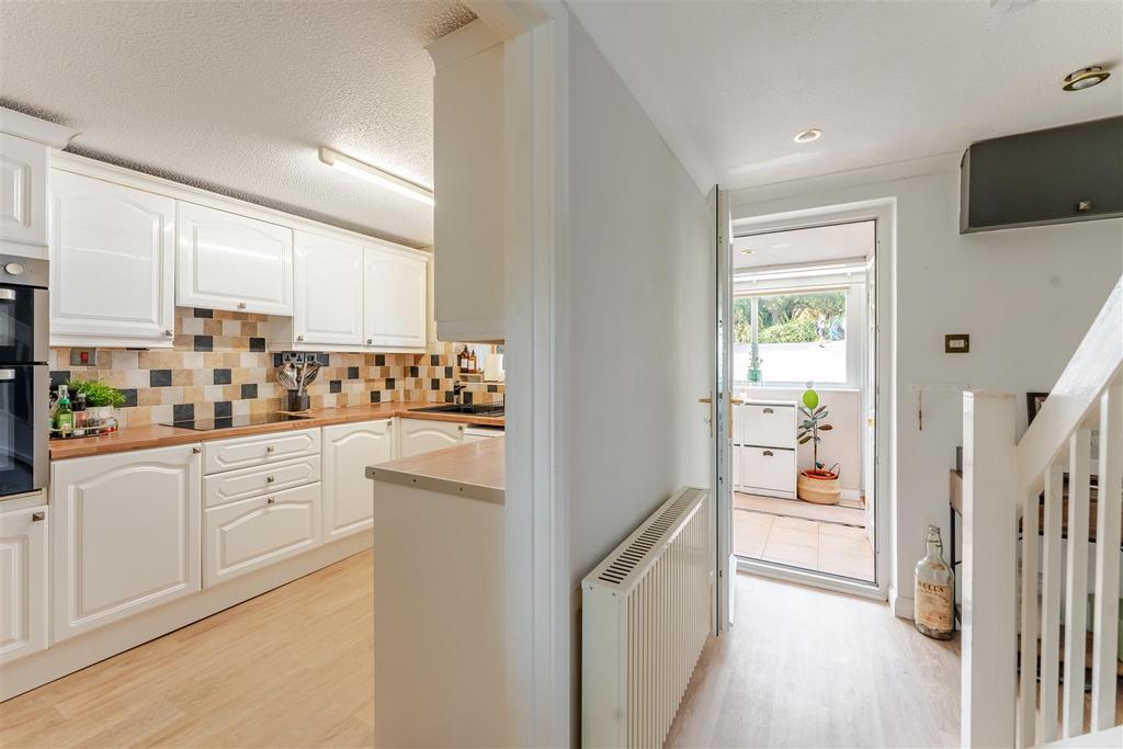 5 Church Court, Church Road, Redhill BS40 5 SG 54.j
