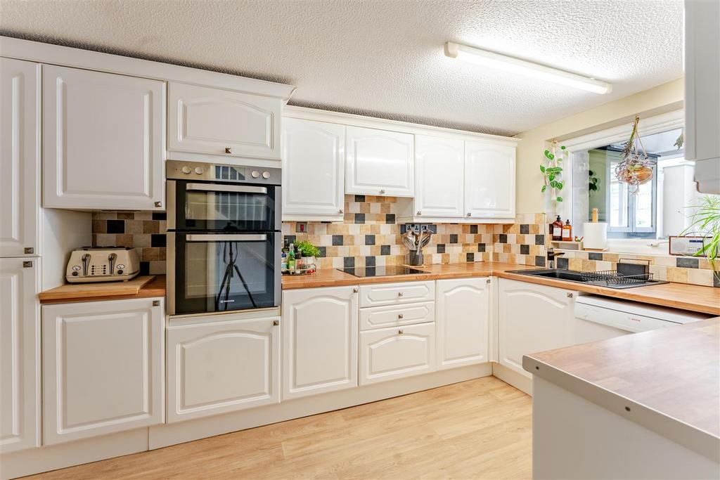 5 Church Court, Church Road, Redhill BS40 5 SG 30.j