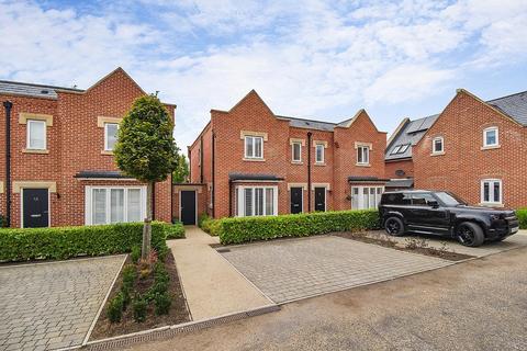 Danbury Palace Drive, Danbury