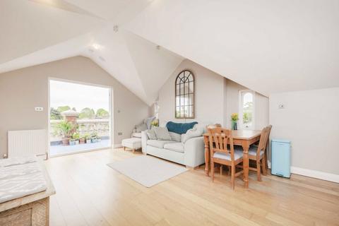 2 bedroom flat to rent, Wilton Crescent, London SW19