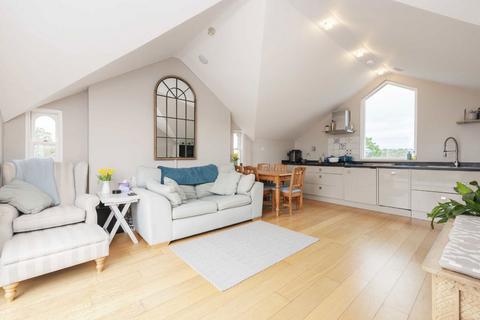 2 bedroom flat to rent, Wilton Crescent, London SW19
