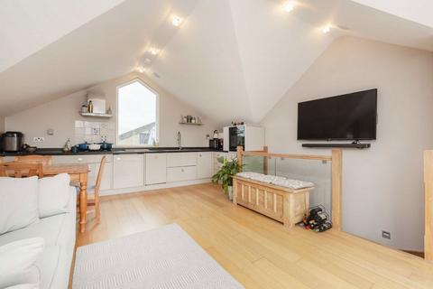 2 bedroom flat to rent, Wilton Crescent, London SW19